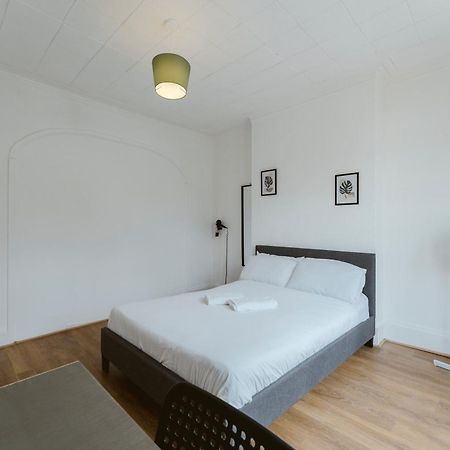 Manor House Great Rooms To Stay Лондон Екстериор снимка