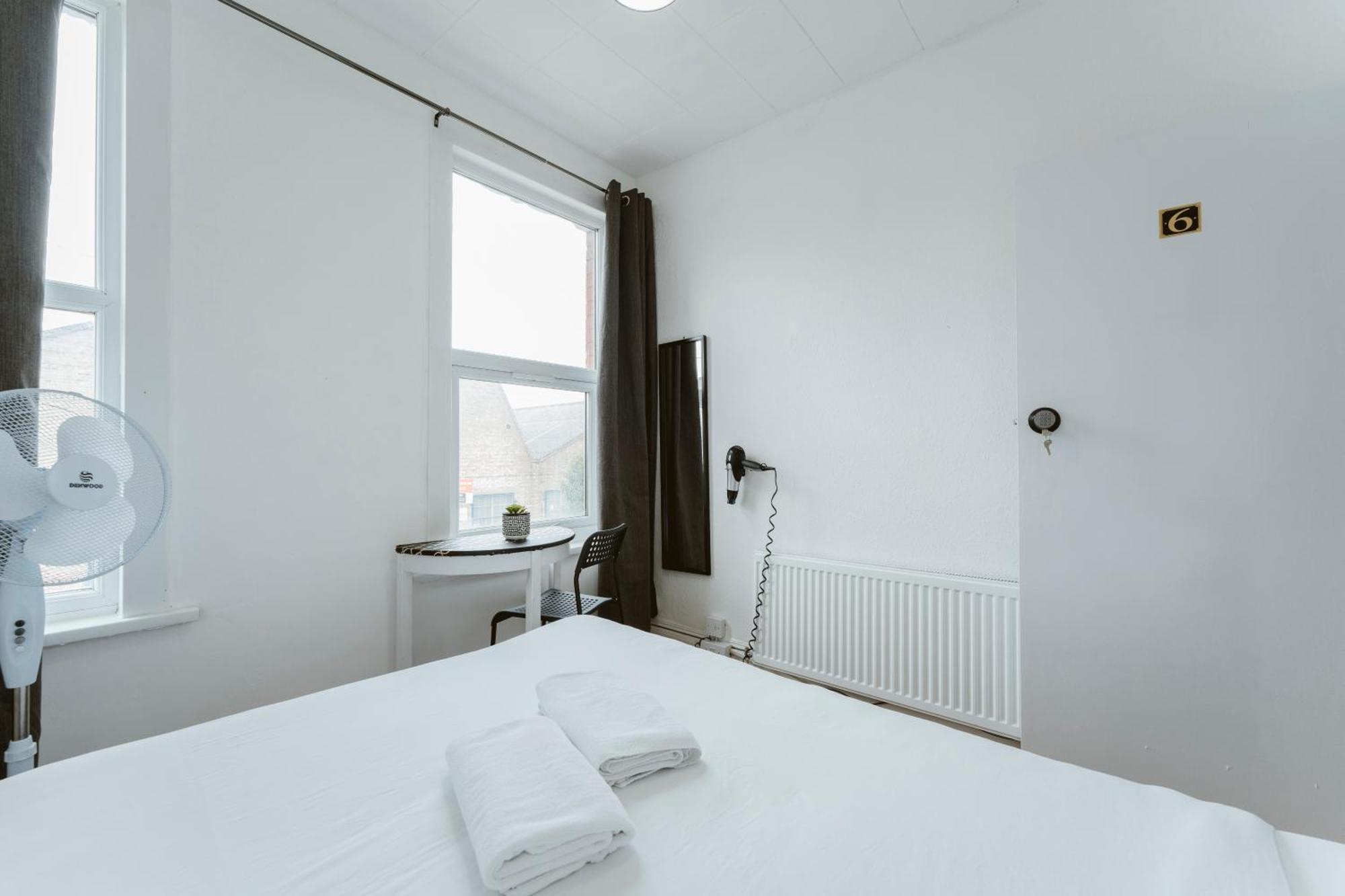 Manor House Great Rooms To Stay Лондон Екстериор снимка