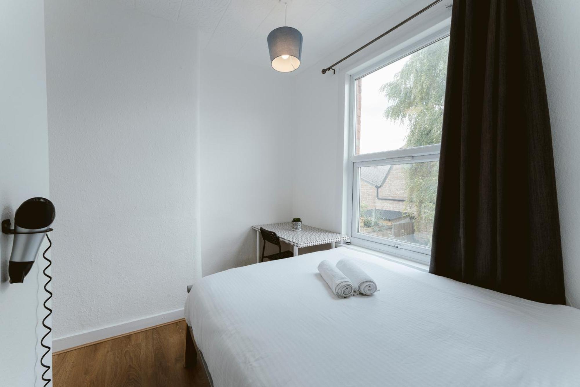 Manor House Great Rooms To Stay Лондон Екстериор снимка