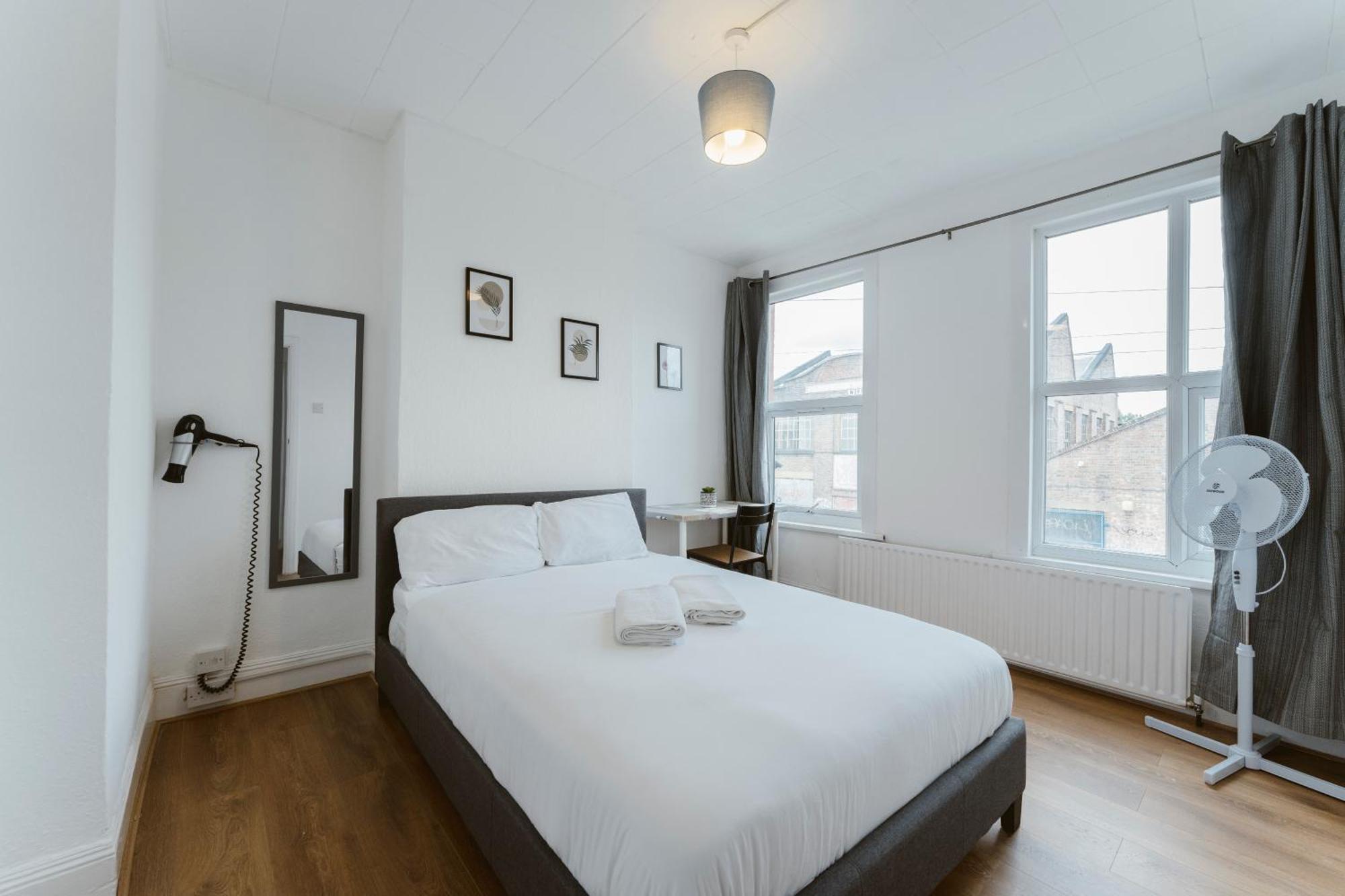 Manor House Great Rooms To Stay Лондон Екстериор снимка