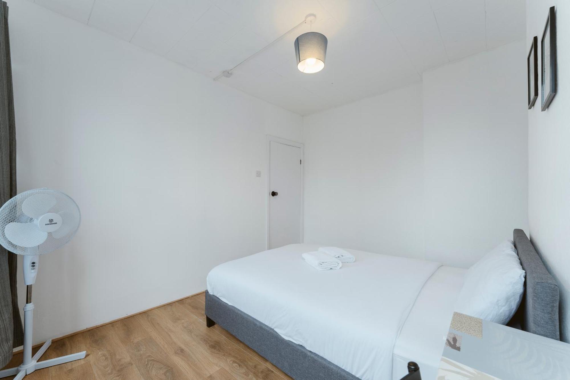 Manor House Great Rooms To Stay Лондон Екстериор снимка