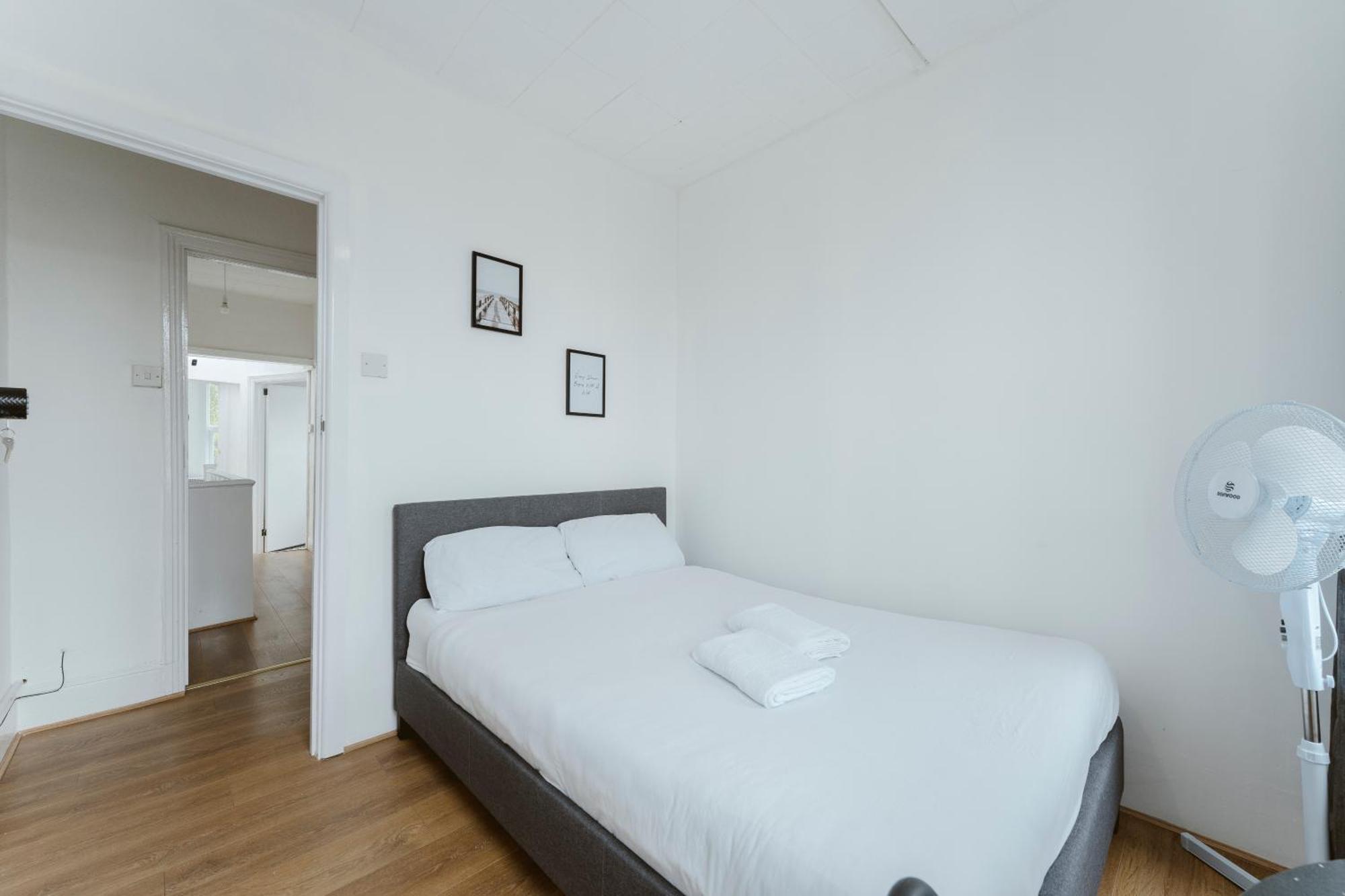 Manor House Great Rooms To Stay Лондон Екстериор снимка