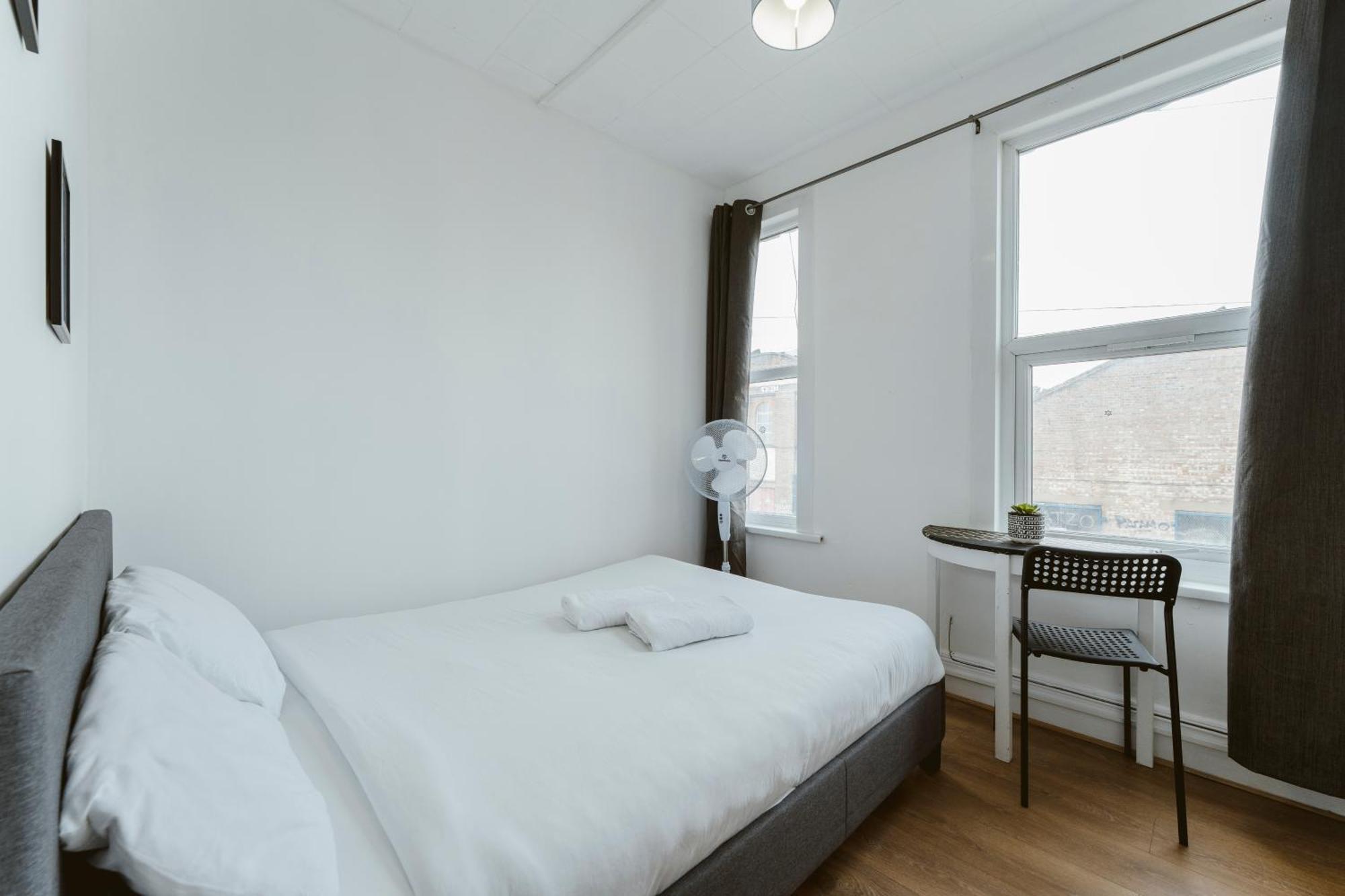 Manor House Great Rooms To Stay Лондон Екстериор снимка