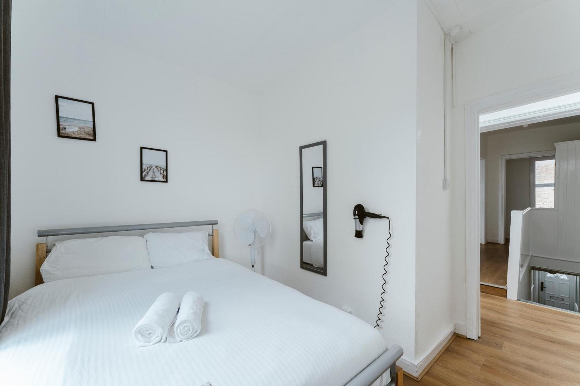 Manor House Great Rooms To Stay Лондон Екстериор снимка