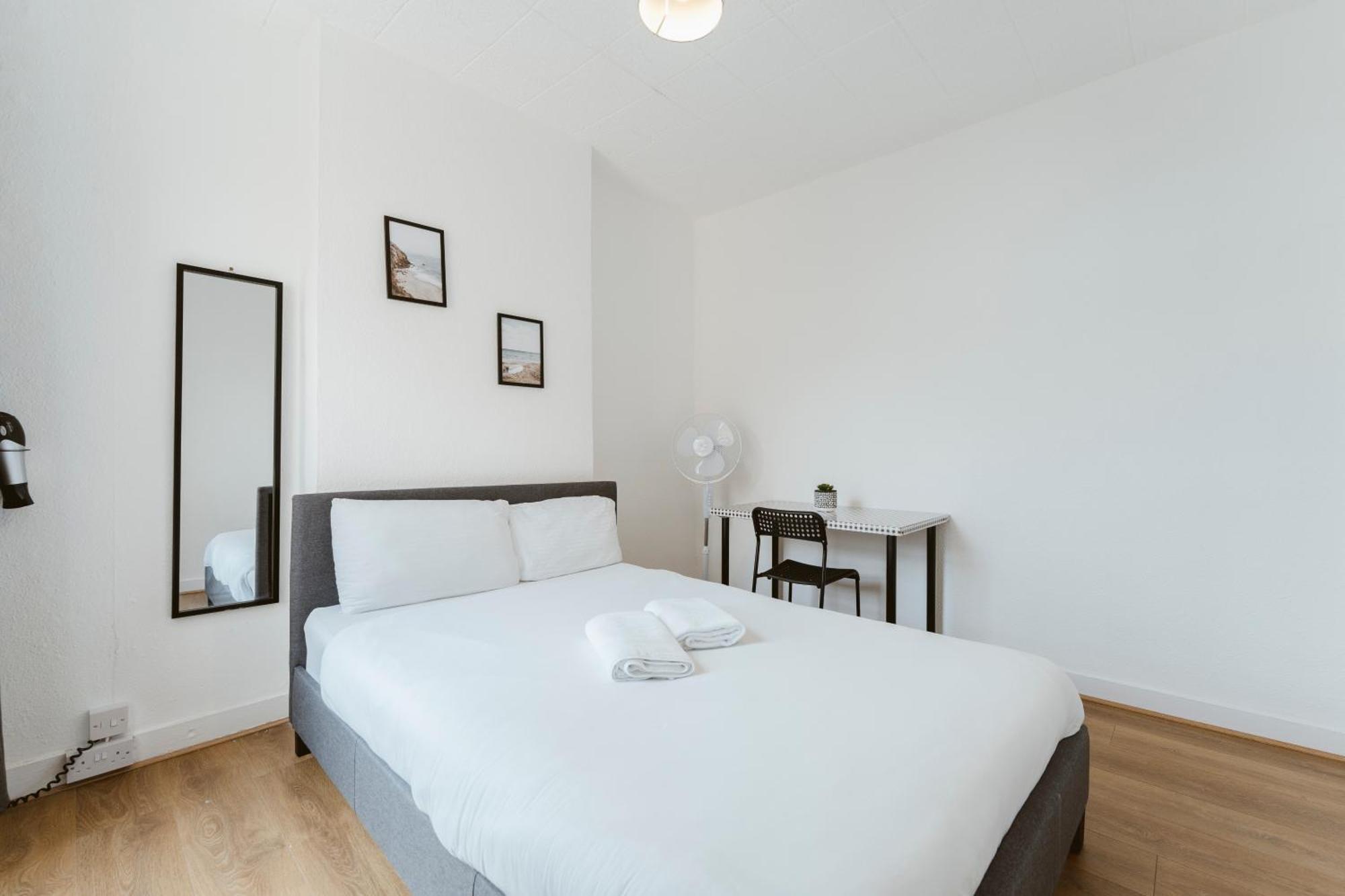 Manor House Great Rooms To Stay Лондон Екстериор снимка