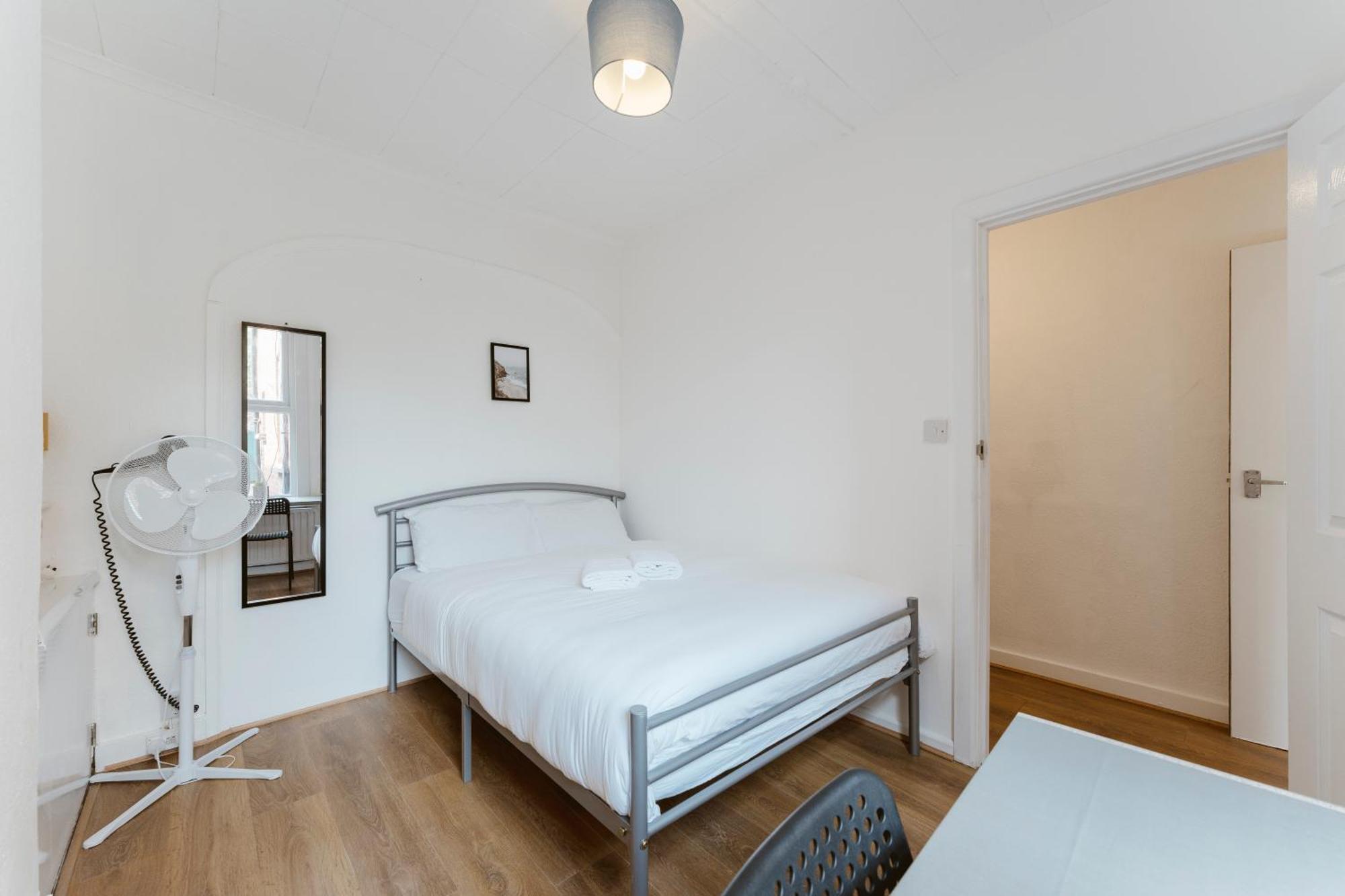 Manor House Great Rooms To Stay Лондон Екстериор снимка