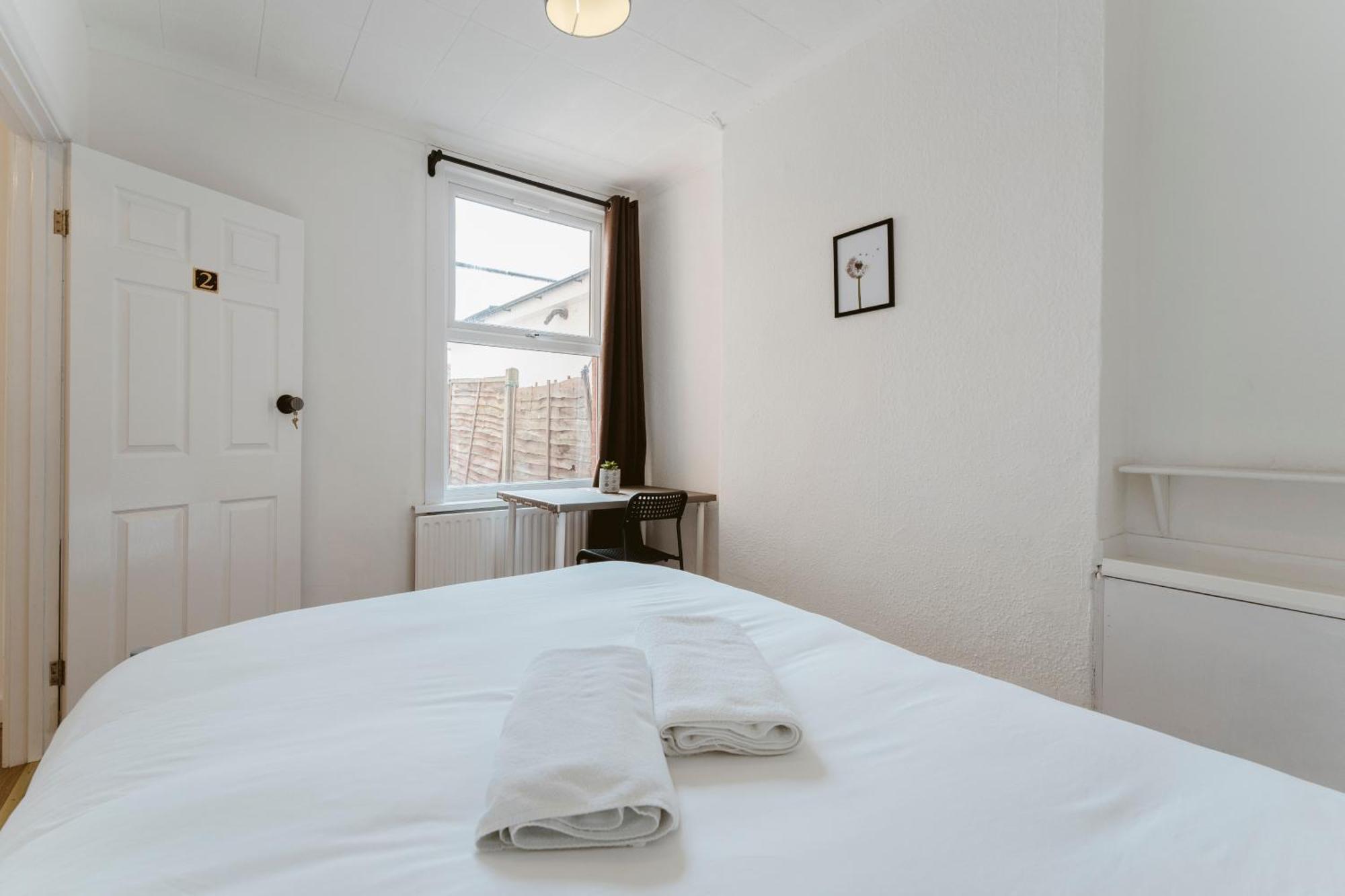 Manor House Great Rooms To Stay Лондон Екстериор снимка