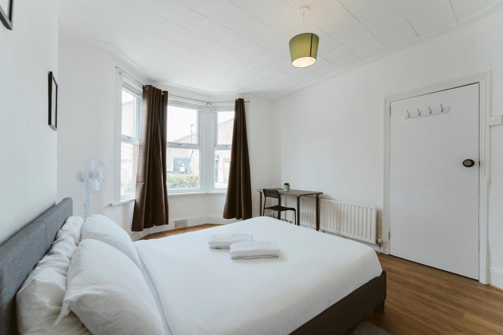 Manor House Great Rooms To Stay Лондон Екстериор снимка