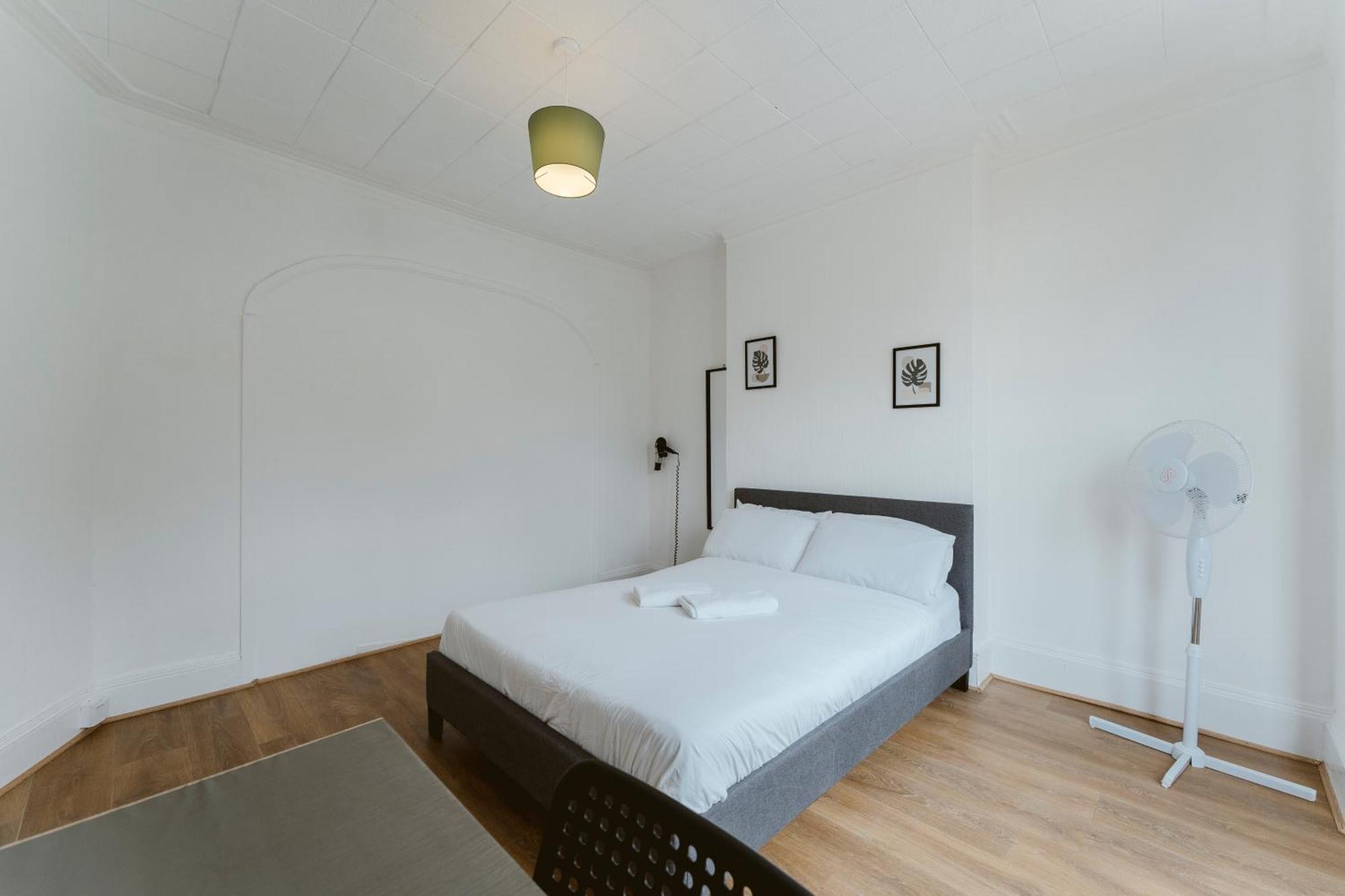 Manor House Great Rooms To Stay Лондон Екстериор снимка