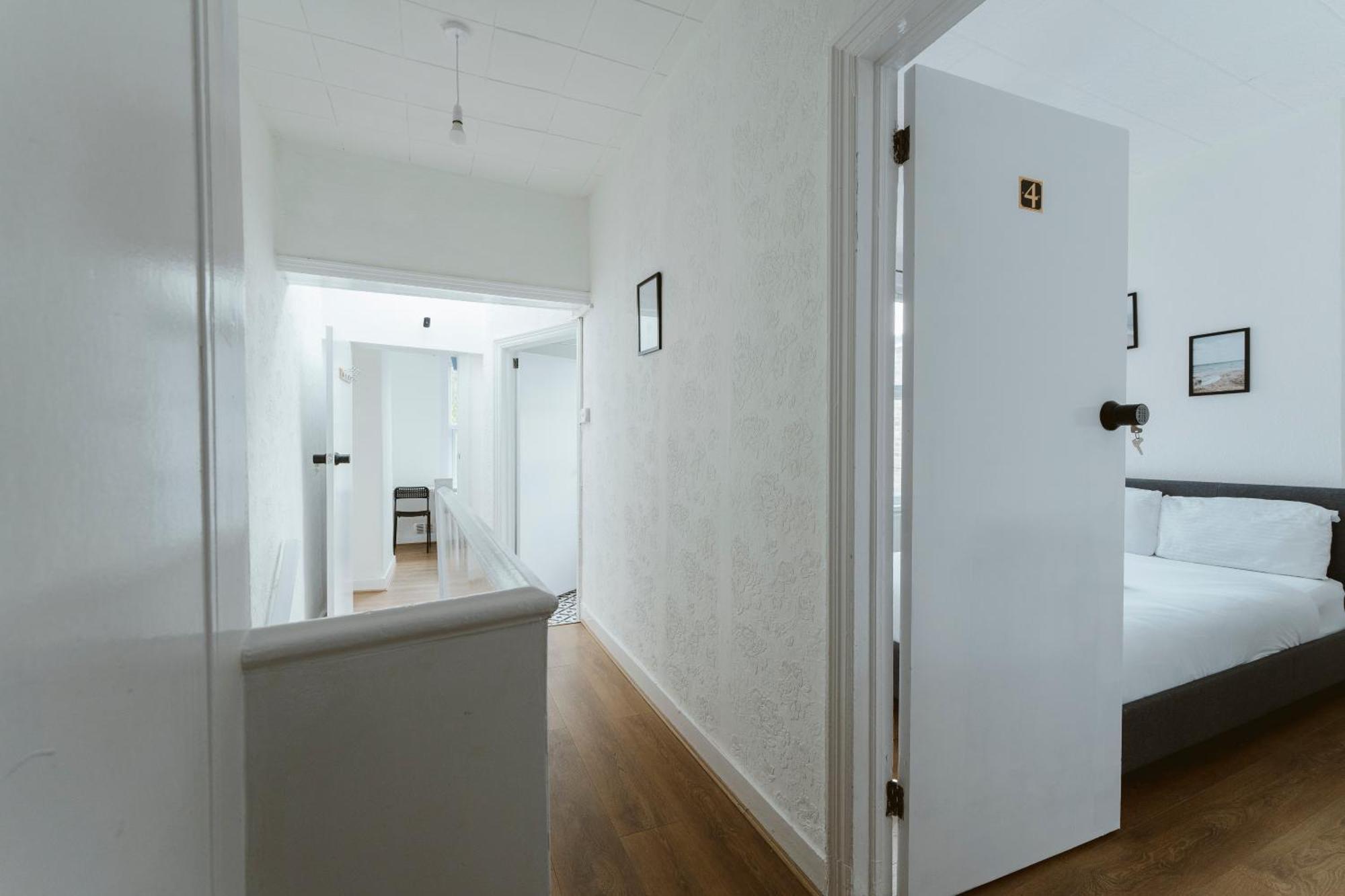 Manor House Great Rooms To Stay Лондон Екстериор снимка